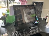 un ordinateur portable posé sur un bureau noir