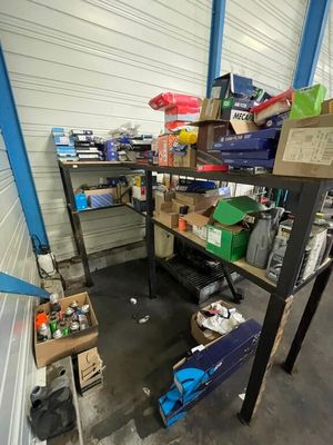 un garage où s'entassent de nombreuses boîtes par terre