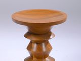une image d'une petite table en bois avec un plateau en bois