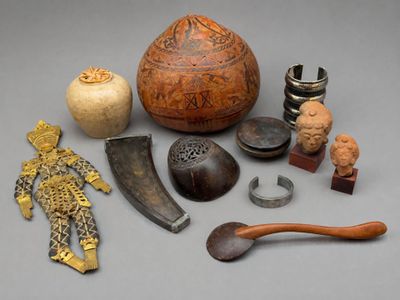 de nombreux objets différents posés sur une table