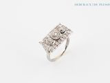 gros plan d'une bague en diamant sur fond blanc