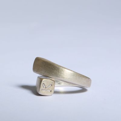 gros plan d'une bague en argent sur une surface blanche