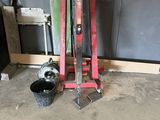 une photo d'un garage avec des outils par terre