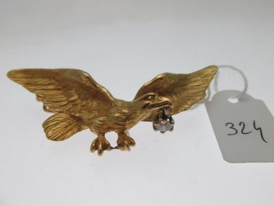 une photo d'une figurine d'aigle en or sur laquelle est apposée une étiquette de prix