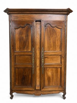 une vieille armoire en bois à deux portes et deux tiroirs