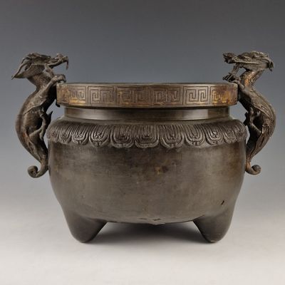 une image représentant un vase en bronze orné de deux lions