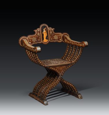 une chaise en bois dont le dossier et l'assise sont ornés de sculptures minutieuses