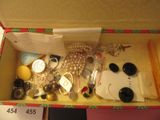 une boîte contenant de nombreux objets