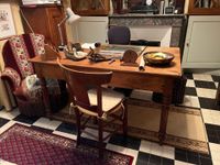 LOT de MOBILIER comprenant un BIBUS, un BUREAU (et son faute… (photo 3)