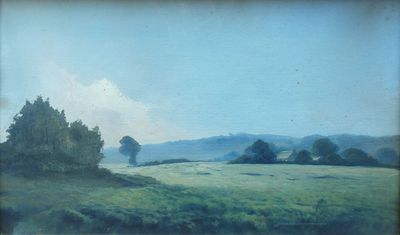 tableau représentant un champ avec des arbres au loin et un ciel bleu en arrière-plan