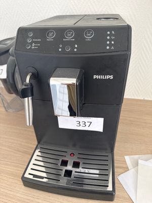 une machine à café posée sur une table