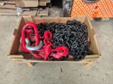 une boîte contenant tout un tas de chaînes et de crochets
