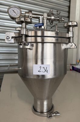 un mélangeur en acier inoxydable muni de jauges sur le dessus