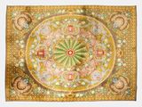 un tapis ancien orné d'un motif en médaillon circulaire
