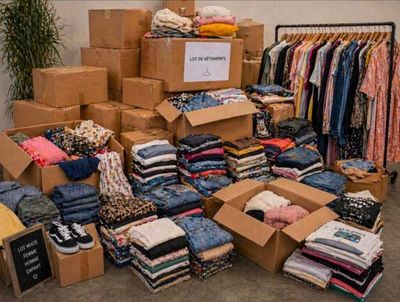 un gros tas de vêtements et de cartons dans une pièce