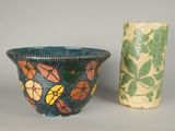 deux vases posés l'un à côté de l'autre sur une table