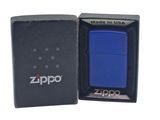 une image représentant un briquet Zippo dans une boîte, sur fond blanc