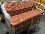 un canapé rouge et blanc et un fauteuil dans une pièce