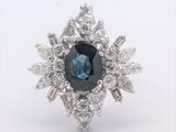 une photo d'une bague en diamant bleue et blanche