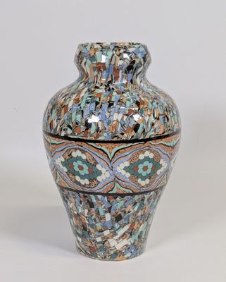 un vase posé sur une surface blanche