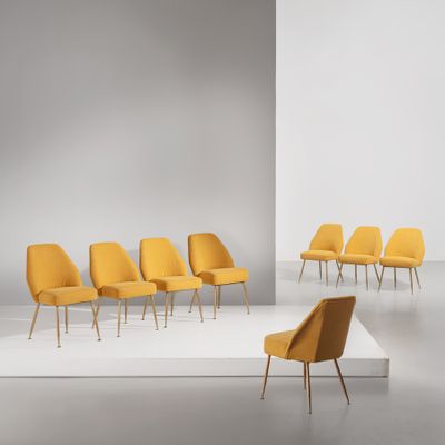 Les chaises jaunes sont alignées sur une estrade blanche