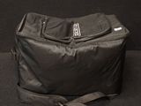 un sac noir posé par terre