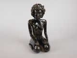 statue d'une femme assise à genoux sur un fond blanc