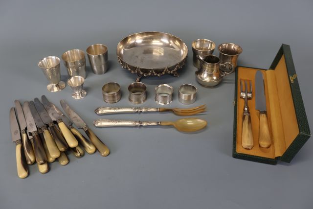 Nécessaire de naissance en métal argenté (coquetier, timbale et p...