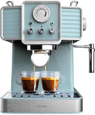La machine à café est bleue et il y a deux tasses de café devant elle.