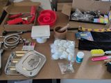 une table sur laquelle se trouvent plusieurs objets