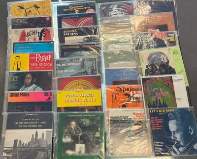 beaucoup de CD qui traînent sur une table