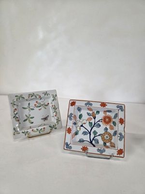 deux petites assiettes ornées de fleurs, posées sur une table