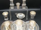 un assortiment d'objets plaqués argent sur un fond noir