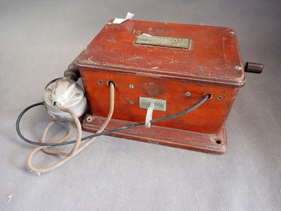 un vieux téléphone posé sur une table