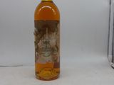 une bouteille d'alcool posée sur une table