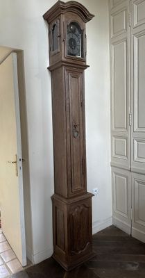 une horloge grand-père dans le coin d'une pièce
