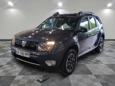 une photo d'un 4x4 noir garé dans un garage