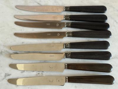 six types de couteaux différents sont alignés sur une table