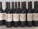 six bouteilles de vin sont alignées sur une table
