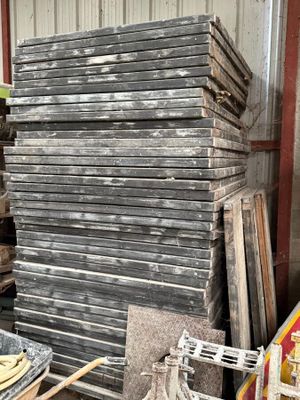 un tas de bois empilé les uns sur les autres dans un entrepôt