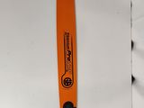 une planche de surf orange posée sur un drap blanc