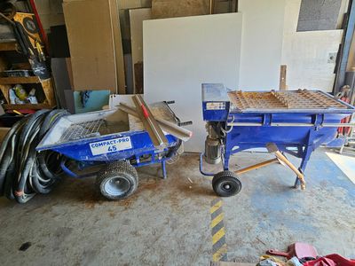 une photo d'un établi dans un garage avec des outils