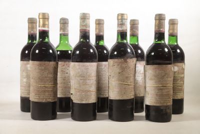 six bouteilles de vin sont alignées sur une table