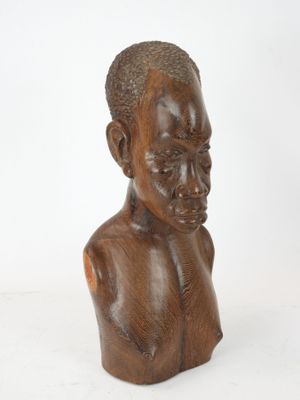 une image représentant une sculpture en bois représentant une tête d'homme sur fond blanc