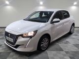 la voiture blanche est garée sur un sol en damier dans le garage