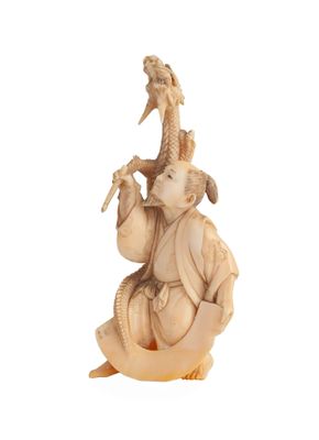 une image représentant la statue d'un homme avec un oiseau sur l'épaule