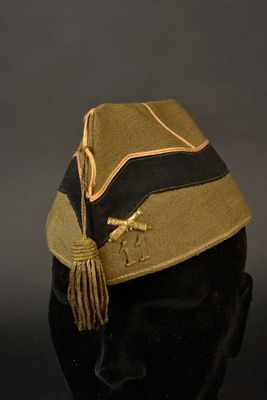 une photo d'un chapeau militaire posé sur une tête de mannequin