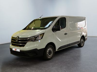 La camionnette blanche est garée dans la pièce vide de l'immeuble.