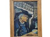 une peinture à l'huile représentant un homme coiffé d'un chapeau, assis à une table à côté d'un bol de soupe