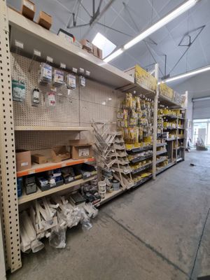 de nombreuses étagères dans le magasin, sur lesquelles sont disposés des articles